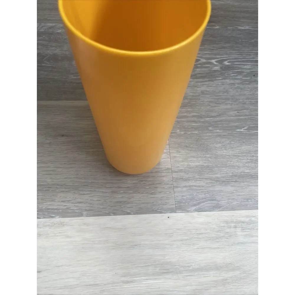 VINTAGE Rubbermaid EASY GRIP 1.5 quart Drink Pitcher W/ LID #0923 Yellow/Orange